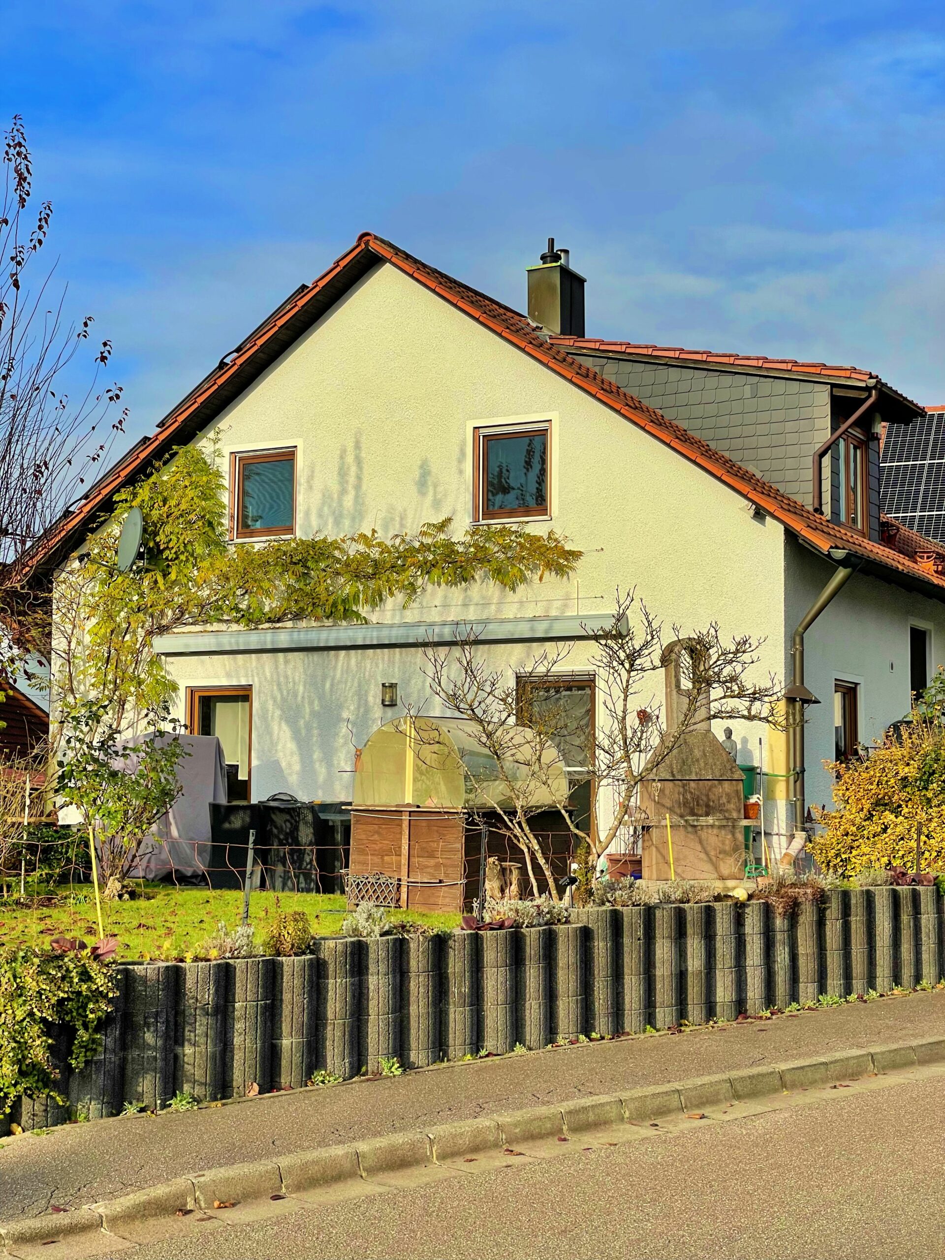Read more about the article sehr gepflegtes Einfamilienhaus mit Einliegerwohnung