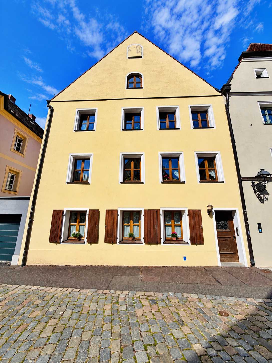 Mehr über den Artikel erfahren SOLIDE KAPITALANLAGE im Herzen von Amberg –  Mehrfamilienhaus mit 5 Wohneinheiten voll vermietet